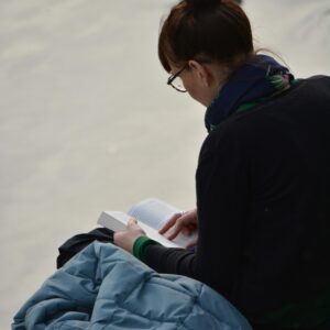 Psicopedagoga leyendo